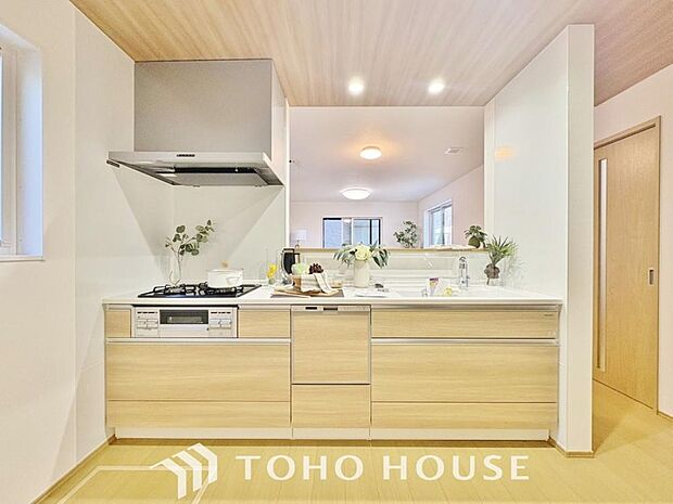 キッチンは、リビングで寛ぐ家族や小さなお子様を見守りながら料理が出来る対面式の温もり設計。