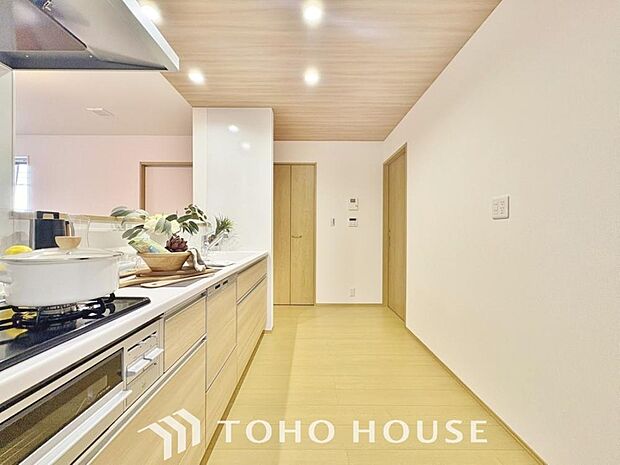 キッチンの収納は、デッドスペースになりやすい箇所を有効活用できる、スライド式収納を採用しました。