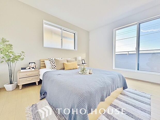 清潔感あるホワイトの壁紙。毎日の生活を少しでも快適に過ごして頂ける様、飽きのこない雰囲気が大切です。