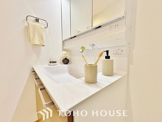 シンプルだからこそ使いやすい。スタンダードなデザインの洗面ボウルは清潔感あるオフホワイトです。