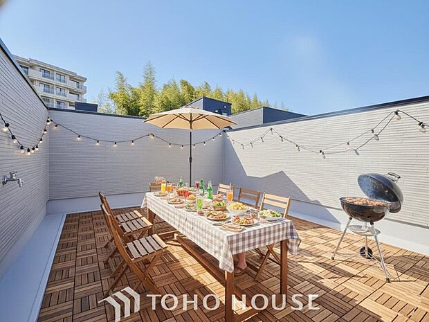 暖かい陽ざしが差込むバルコニーは、晴れた日には、洗濯物が良く乾きます。また、風通しも良好です。※家具AI加工