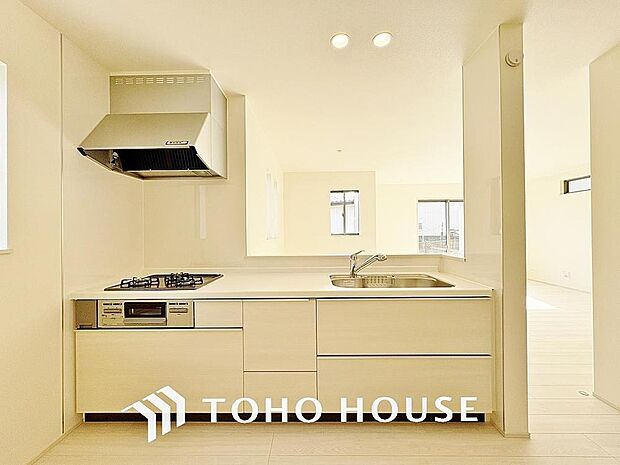 キッチンは、リビングで寛ぐ家族や小さなお子様を見守りながら料理が出来る対面式の温もり設計。