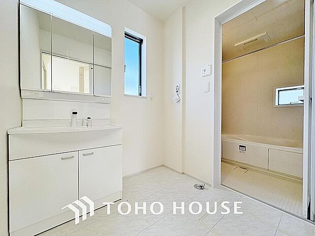 洗面台には三面鏡を採用。身だしなみを整えやすい事はもちろんですが、鏡の後ろに収納スペースを設ける事により、散らかりやすい洗面スペースをすっきりさせる事が出来るのも嬉しいですね。