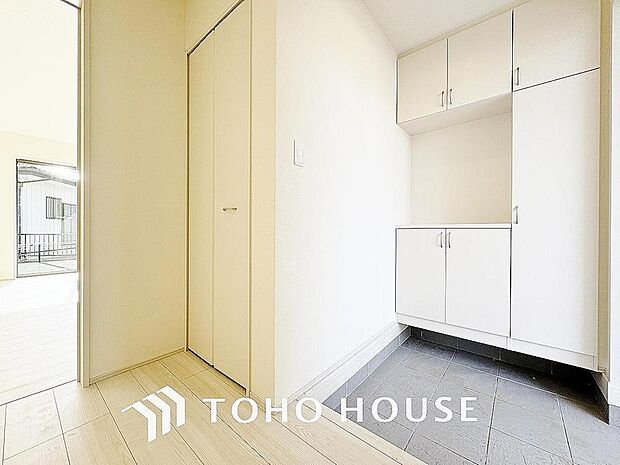 人を迎え入れる最初の場所だからこそ、清潔感がある空間にして頂ける様シューズボックスを設置しました。