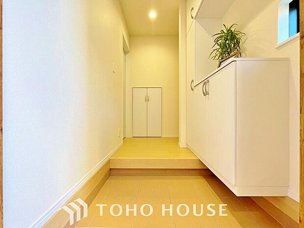 ゲストを招き、家族を迎える玄関は、ディスプレイや照明にこだわってみてはいかがでしょうか。