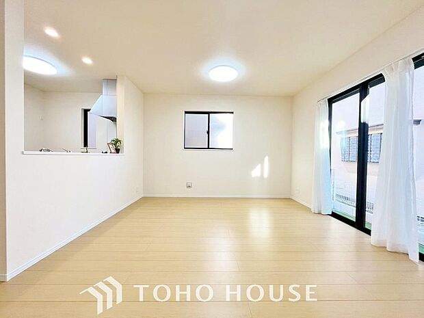 忙しい朝でも、しっかり家族が揃って食事をして頂けるゆとりある大きさのダイニングスペース。