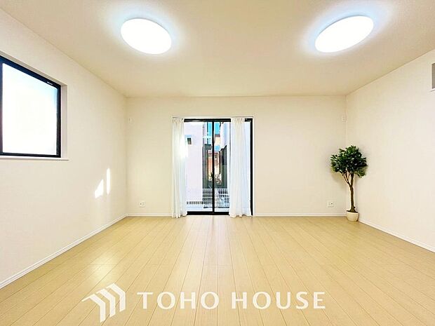 家族が自然と集まる明るいリビング。広々とした空間で豊かな時間をお過ごしください。