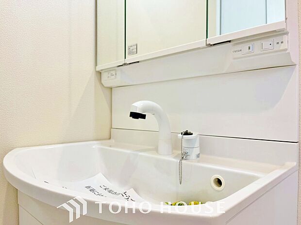 シャワー機能付きの洗面台にはワイドな三面鏡、使いやすいボウル、収納と充実しています。