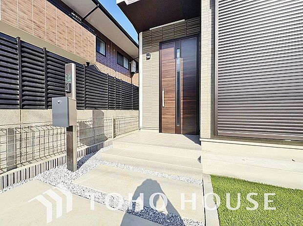 広々とした玄関スペースは何かと重宝します。ベビーカーも楽々置けるゆったりスペースが魅力です。