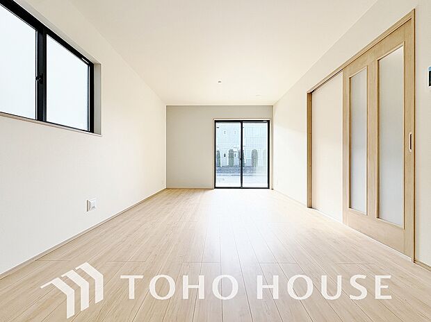 リビングも広く設け、訪れる人々を暖かく迎えてくれます。