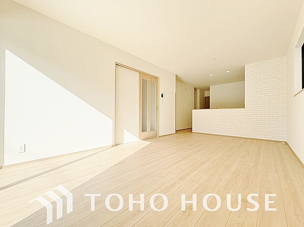 LDKでは家族が集まり、明るく穏やかな空気のなかで飲んだり、食べたり、笑ったり。