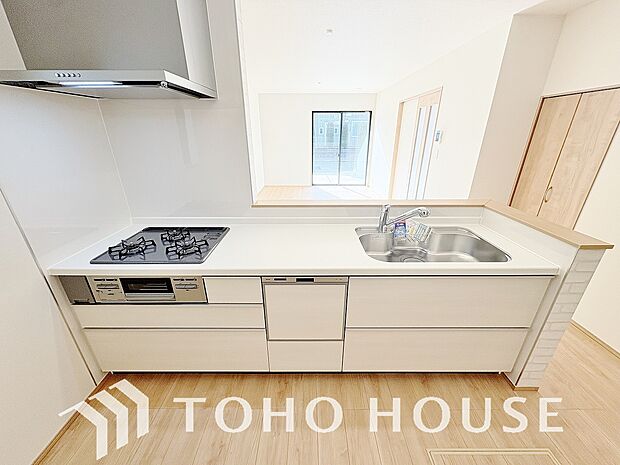 キッチンは、リビングで寛ぐ家族や小さなお子様を見守りながら料理が出来る対面式の温もり設計。