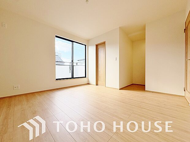 清潔感あるホワイトの壁紙。毎日の生活を少しでも快適に過ごして頂ける様、飽きのこない雰囲気が大切です。