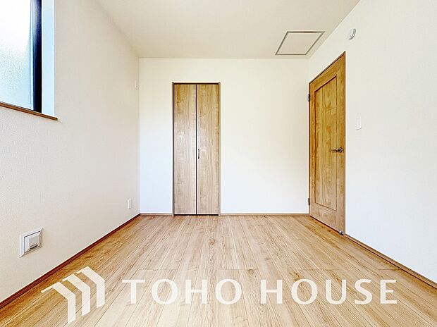 居室にはクローゼットを完備し、自由度の高い家具の配置が叶うシンプルな空間です。