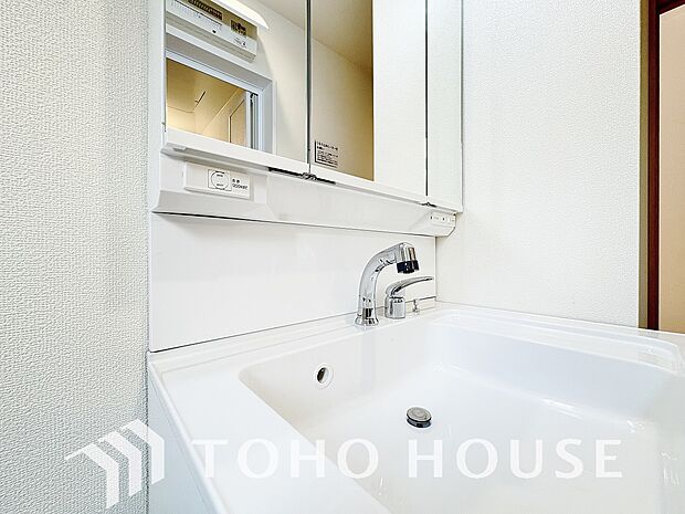 手で洗いたい大切な服など、広く使えると助かる洗面台は汚れの付きにくい形状と素材で造られております。