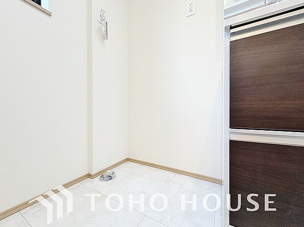 脱衣所内に洗濯機を置けるスペースを確保！ご家族のお洗濯物を洗う際にも大容量の洗濯機を置けて便利です。