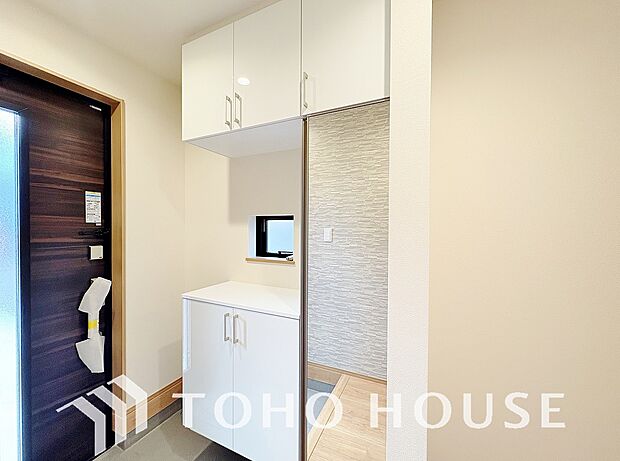 人を迎え入れる最初の場所だからこそ、清潔感がある空間にして頂ける様シューズボックスを設置しました。