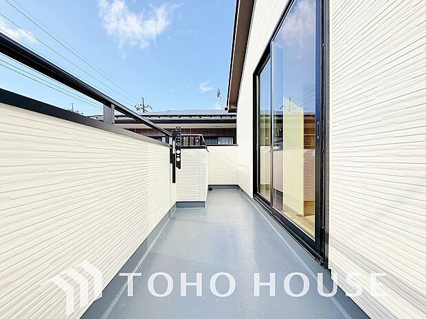 暖かい陽ざしが差込むバルコニーは、晴れた日には、洗濯物が良く乾きます。また、風通しも良好です。