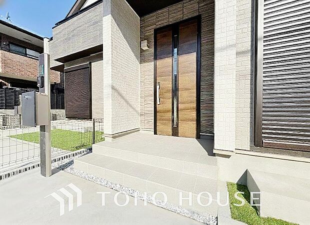 毎日みんなを見送り、そして迎え入れる場所だから。帰りたくなる家をテーマに設計した、自慢の玄関です。