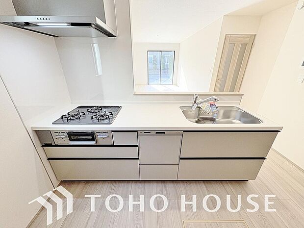 キッチンは、リビングで寛ぐ家族や小さなお子様を見守りながら料理が出来る対面式の温もり設計。