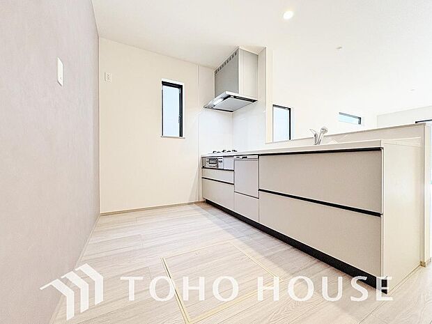 充実した収納スペースを搭載したシステムキッチンは、日々の家事がはかどります。