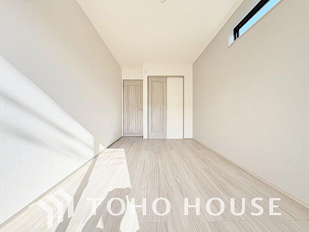 清潔感あるホワイトの壁紙。毎日の生活を少しでも快適に過ごして頂ける様、飽きのこない雰囲気が大切です。