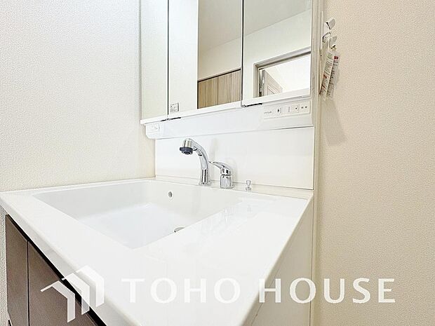 手で洗いたい大切な服など、広く使えると助かる洗面台は汚れの付きにくい形状と素材で造られております。