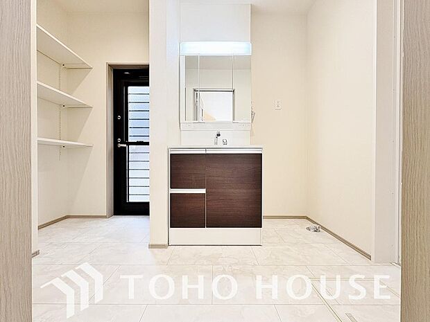 お家の中でも特にプライベートスペースとなる洗面所は、洗濯場所と浴室を同じ空間でまとめております。