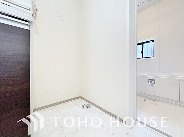 脱衣所内に洗濯機を置けるスペースを確保！ご家族のお洗濯物を洗う際にも大容量の洗濯機を置けて便利です。