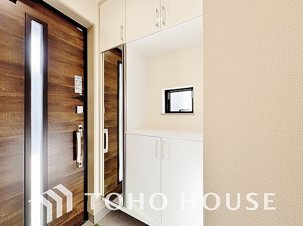 人を迎え入れる最初の場所だからこそ、清潔感がある空間にして頂ける様シューズボックスを設置しました。