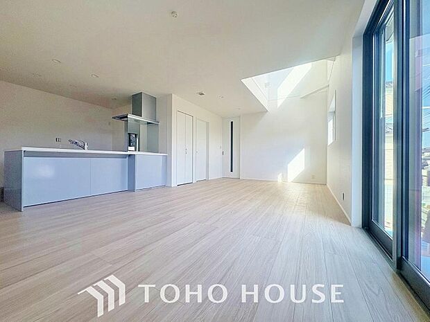 生活動線が確保されたリビングには陽光が降り注ぎ、自然とみんなが集まる空間へと仕上がっております。