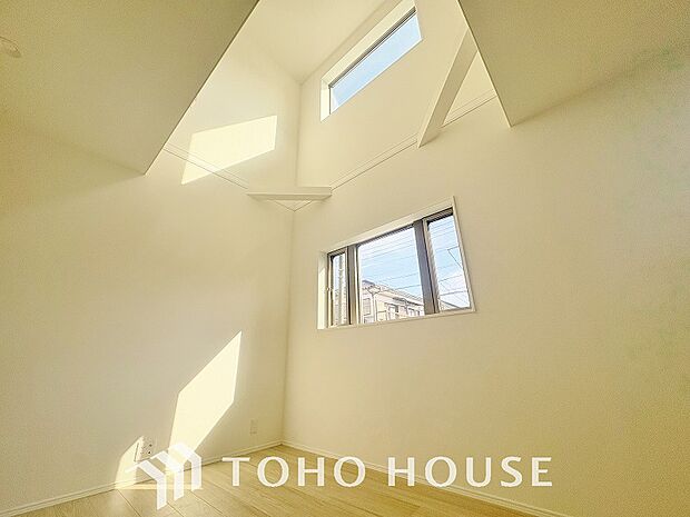 吹き抜けを採用した為、天井が高く見え、視界が抜けて視覚的に広く開放感を感じます。