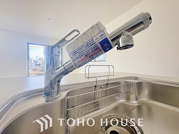 ワンタッチで浄水と原水と切り替えできる、見た目にもスマートな浄水器一体型の水栓。