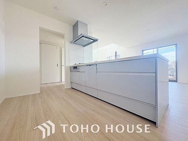 夫婦そろってキッチンに立っても調理がしやすく余裕の広さ。家事をしながら会話も弾みます。