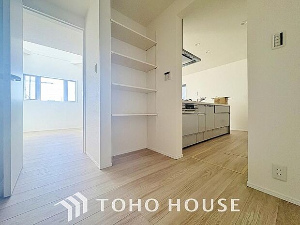 キッチン横にはパントリーを完備。ついつい買いすぎてしまった日用品や食料品のストックなどに。