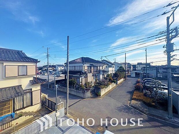 星空が地上に映りこむかのような夜景のきらめきまで、この街ならではの美しい風景の物語が室内に展開。