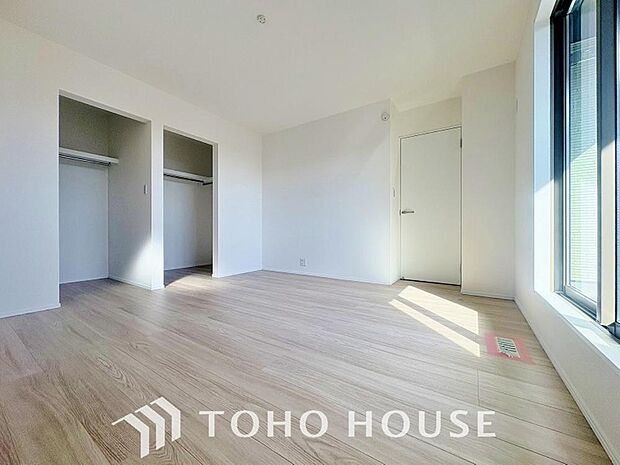 シンプルなお部屋は家具やファブリックが合わせやすいです。季節毎に模様替えをするのもいいですね。