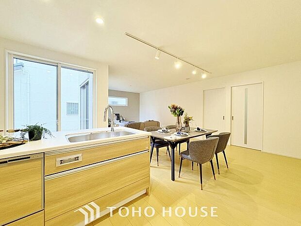 ここにはみんなが集い、食事と楽しい会話が始まる。そんな幸せを感じさせてくれる場所でありたい。