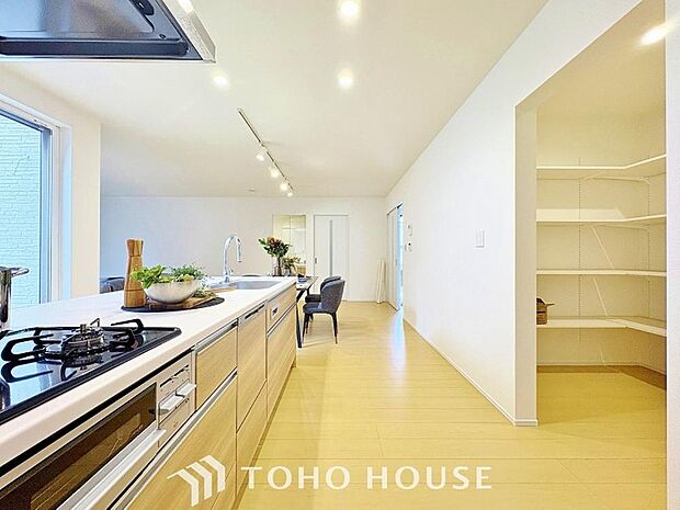 広々としたキッチンスペースで作業ができると、お料理の腕も日に日に上がりそうな気がしてきます。