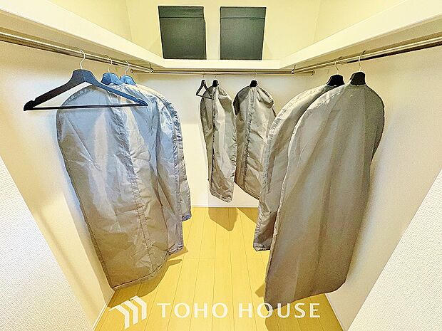 ウォークインクローゼットは洋服だけでなく、帽子や鞄などの小物もまとめて収納できるのが嬉しいですよね。