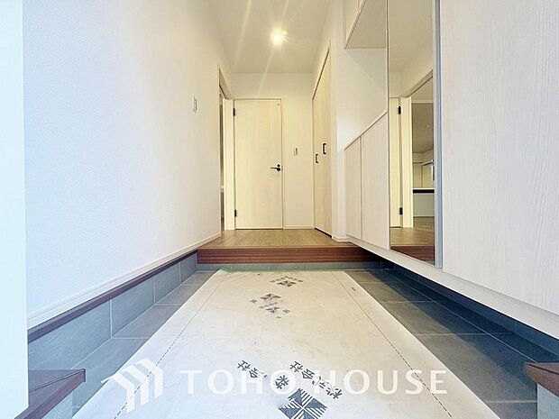 人を迎え入れる最初の場所だからこそ、清潔感がある空間にして頂ける様シューズボックスを設置しました。