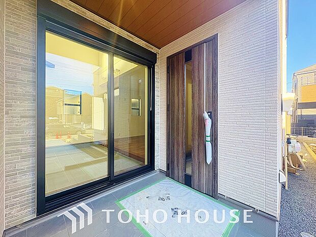 毎日みんなを見送り、そして迎え入れる場所だから。帰りたくなる家をテーマに設計した、自慢の玄関です。