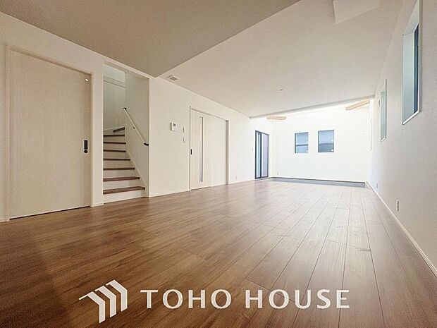 リビングも広く設け、訪れる人々を暖かく迎えてくれます。