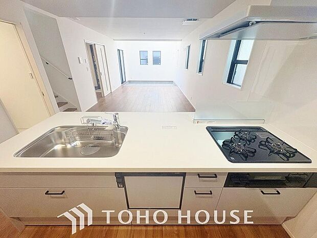 キッチンは、リビングで寛ぐ家族や小さなお子様を見守りながら料理が出来る対面式の温もり設計。