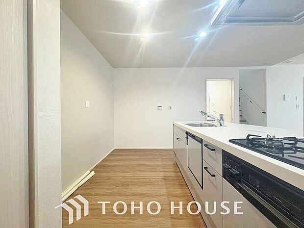 夫婦そろってキッチンに立っても調理がしやすく余裕の広さ。家事をしながら会話も弾みます。