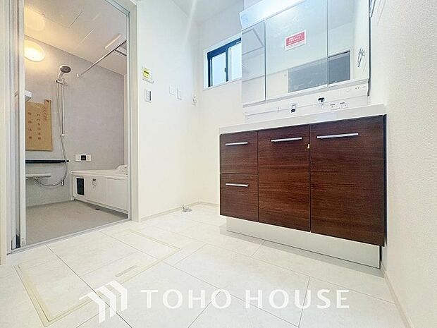 お家の中でも特にプライベートスペースとなる洗面所は、洗濯場所と浴室を同じ空間でまとめております。