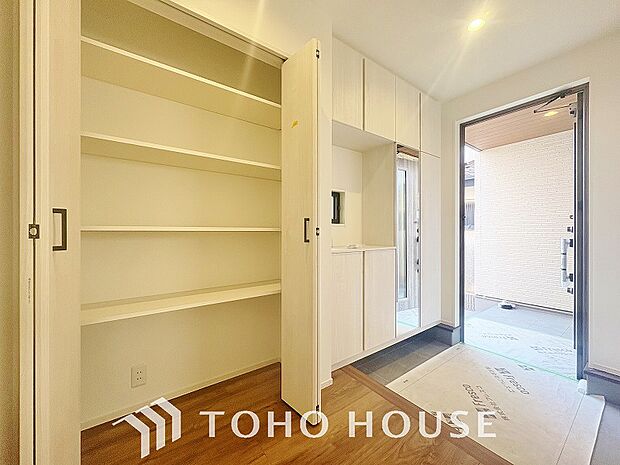 玄関そばの廊下収納。日用品のストックや防災グッズを置いたりと、何かと便利に使えます。