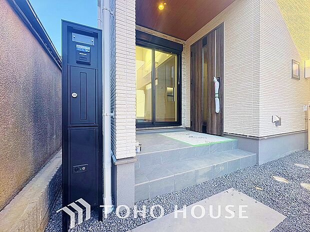 ポストは数字を回して施解錠できるダイヤルや暗証番号を設定するタイプなどがあり防犯効果が高まります。