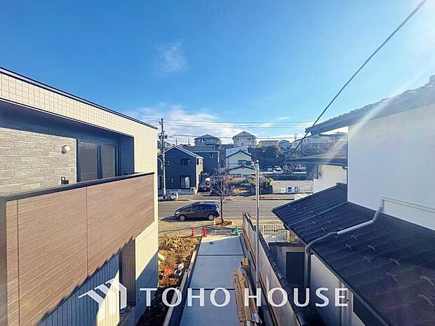 星空が地上に映りこむかのような夜景のきらめきまで、この街ならではの美しい風景の物語が室内に展開。