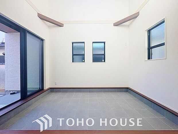 多目的に使える4.9帖の土間。コート、傘などの外出用品はもちろん、ガーデニングや自転車の収納可能です。趣味も収納も叶える空間です。